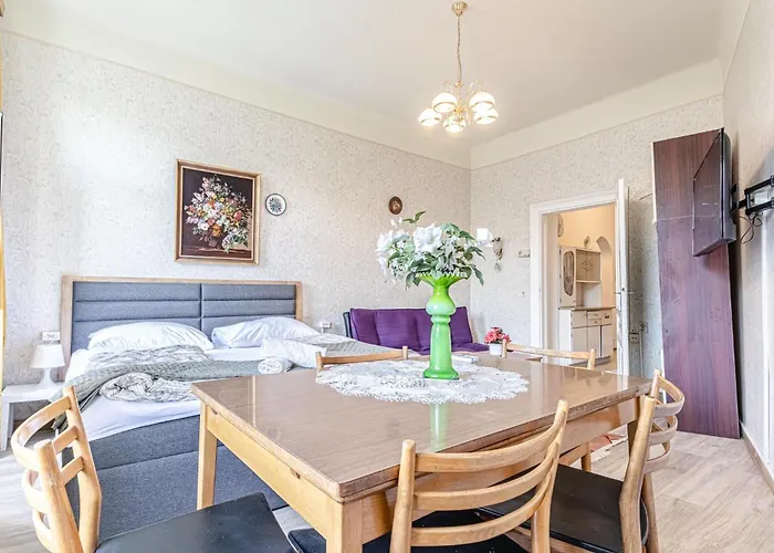Stylish 2br Garden & Contemporary Amenitie *