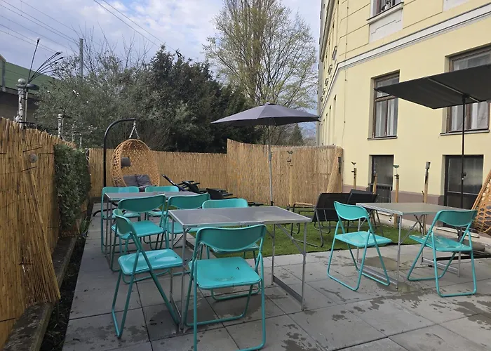 Stylish 2br Garden & Contemporary Amenitie *